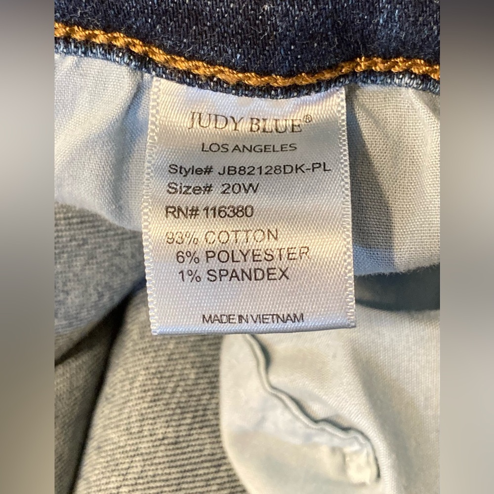 Judy Blue EUC Size 20W Dark Wash Distressed Crop Jeans - Picture 6 of 7